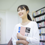 参考書を持つ女性