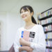 参考書を持つ女性